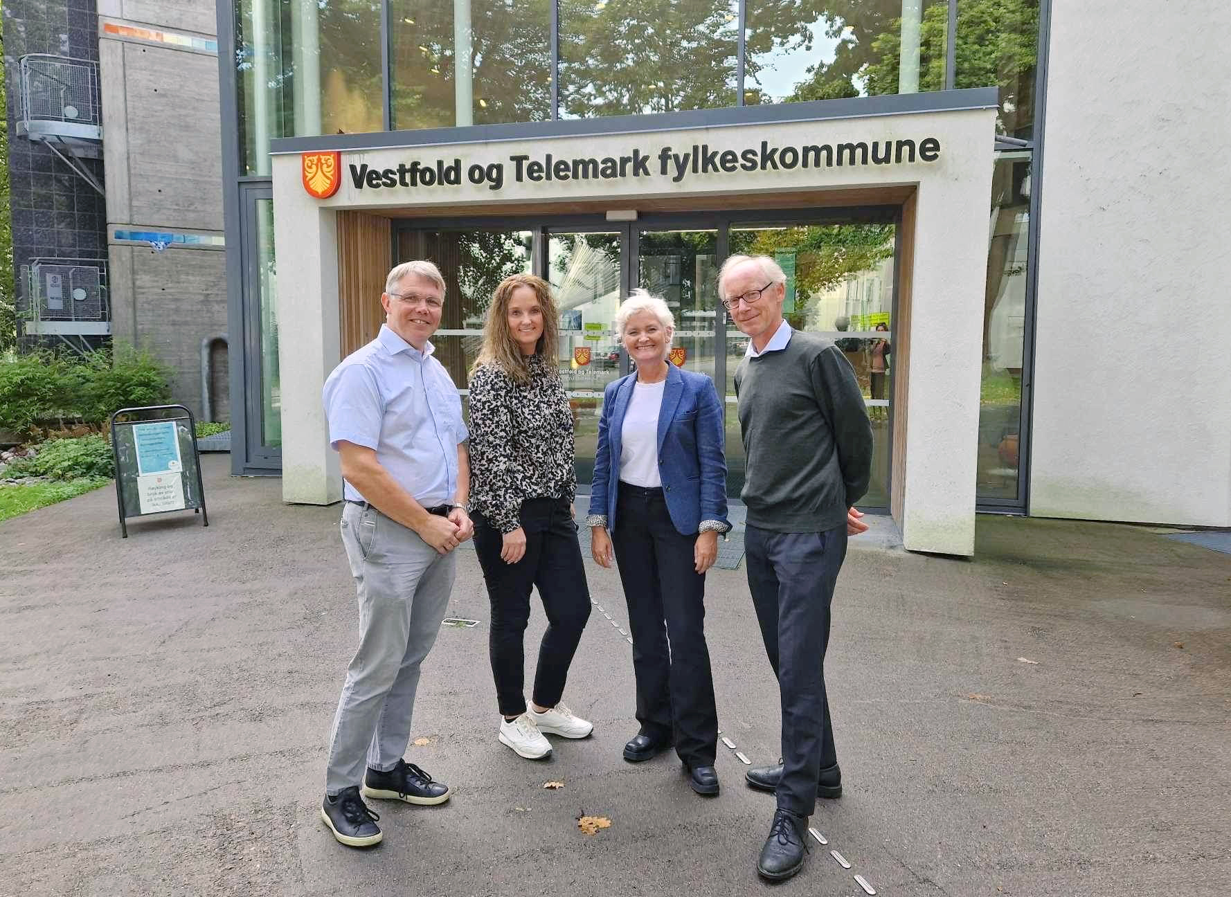 Fire politikerne foran fylkeshuset