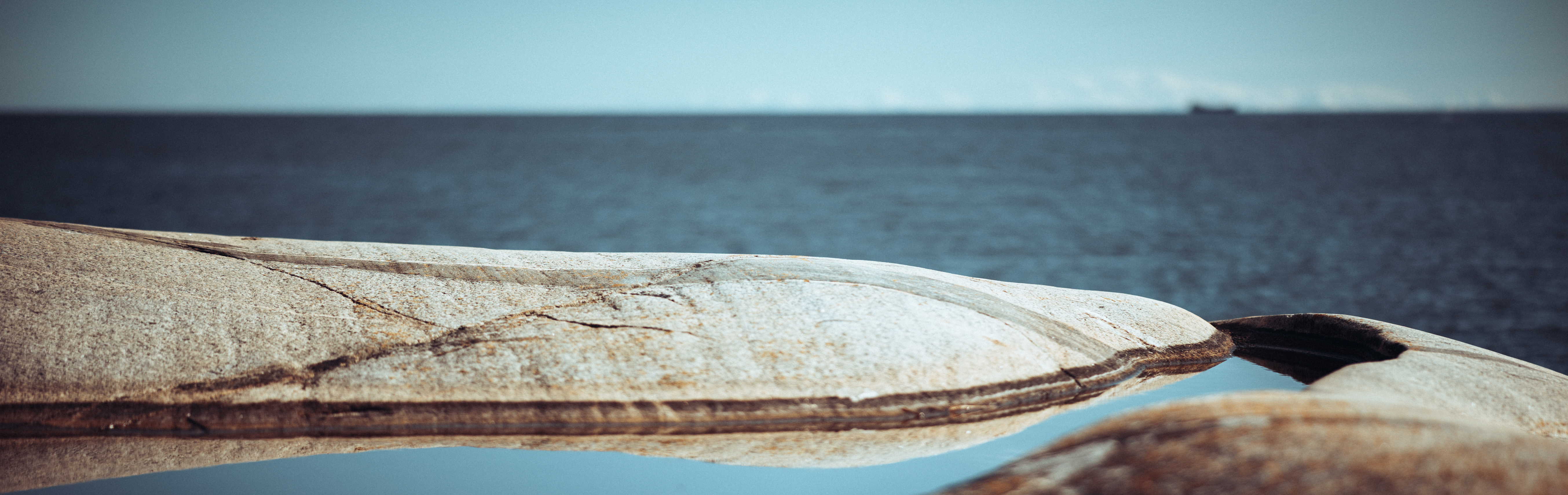 Bilde av et svaberg og hav.