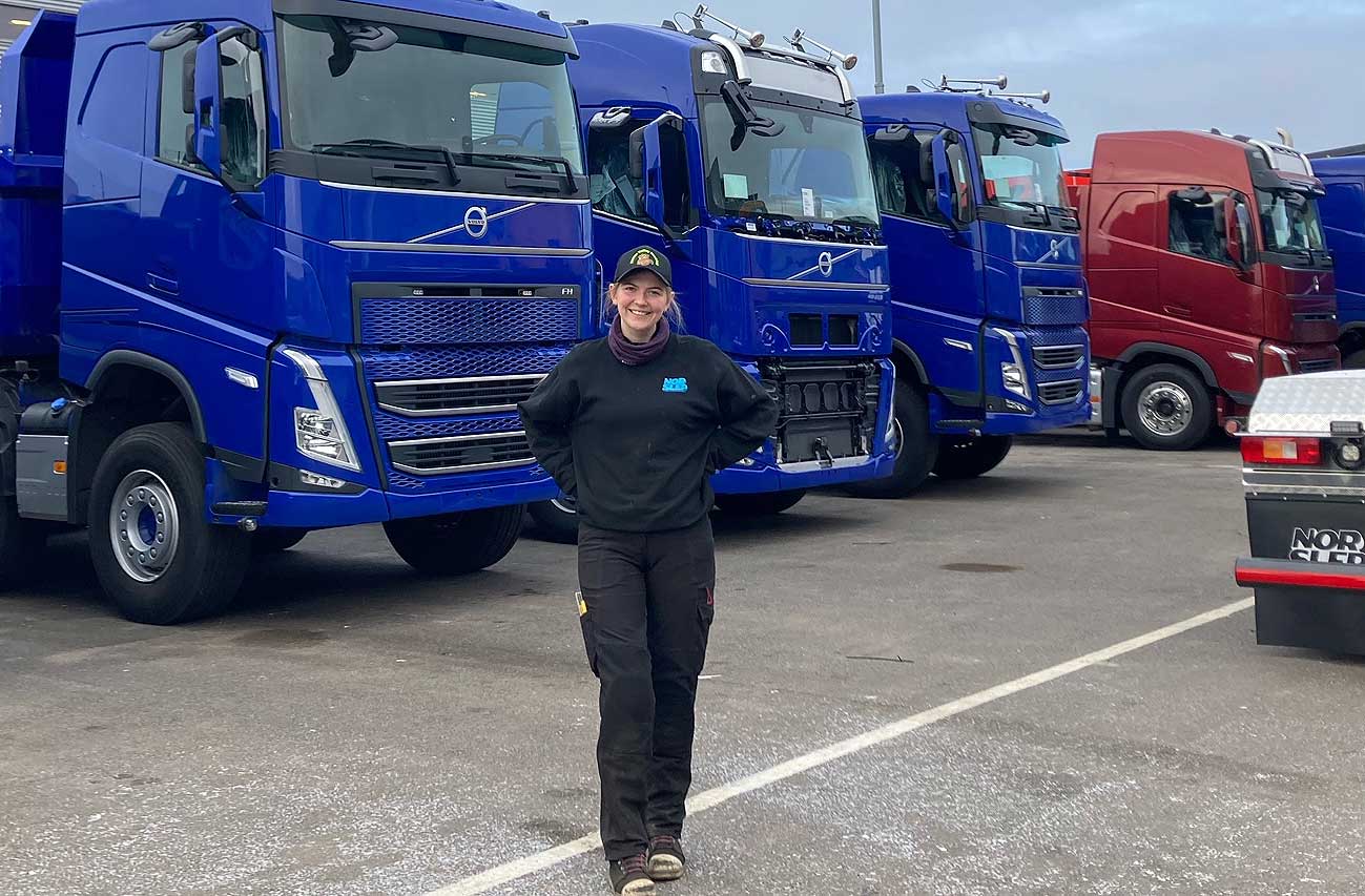 Lovise Smith (20) foran lastebiler