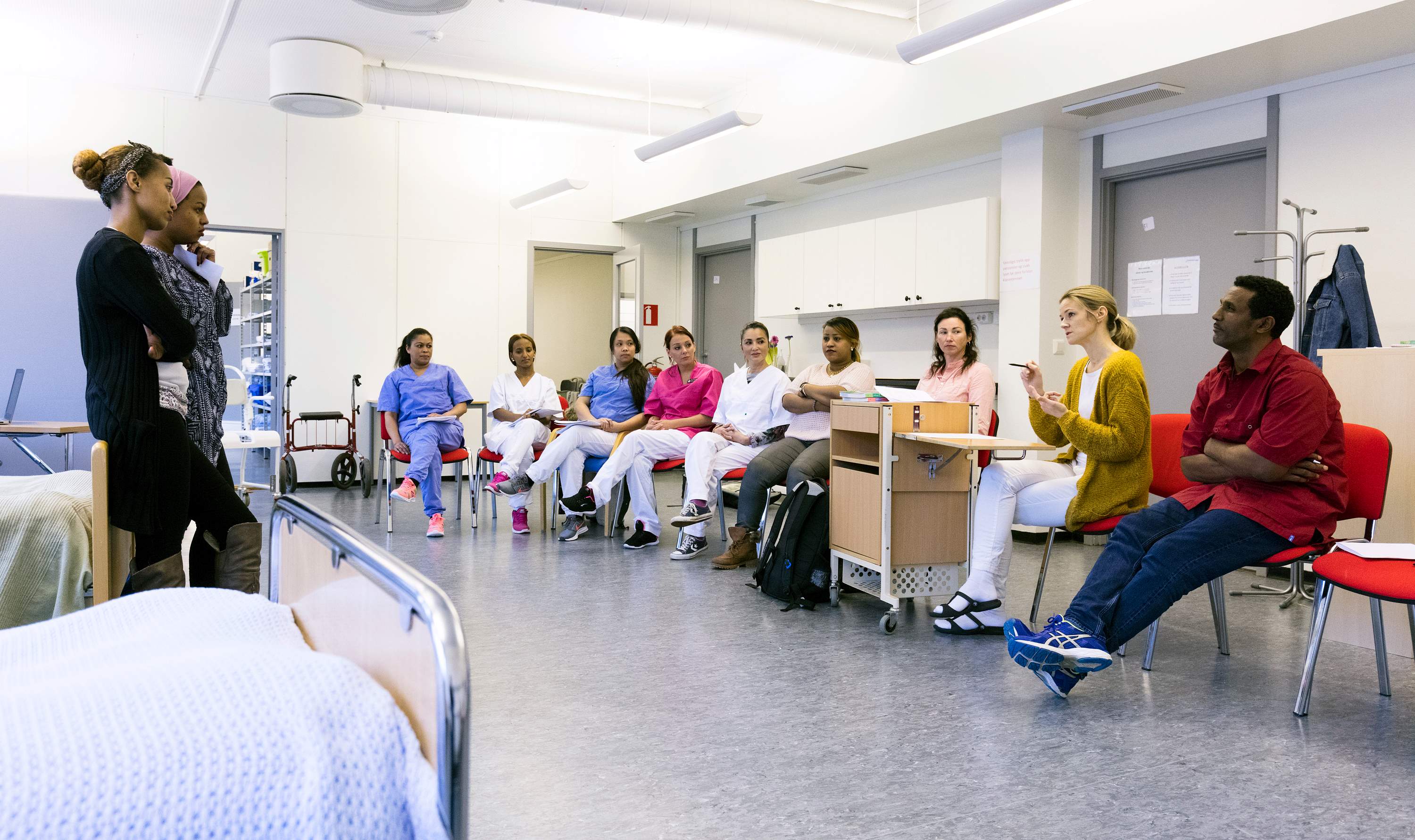 En gruppe helsefagarbeider-elever får opplæring i praksisrom