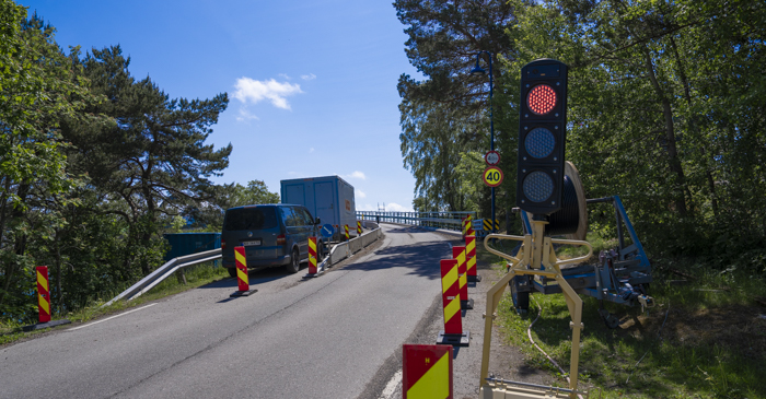 Illustrasjonsfoto av Fylkesvei 3076 over Røssesund bru på Tjøme i Færder kommune da veien hadde begrenset fremkommelighet og lysregulering.