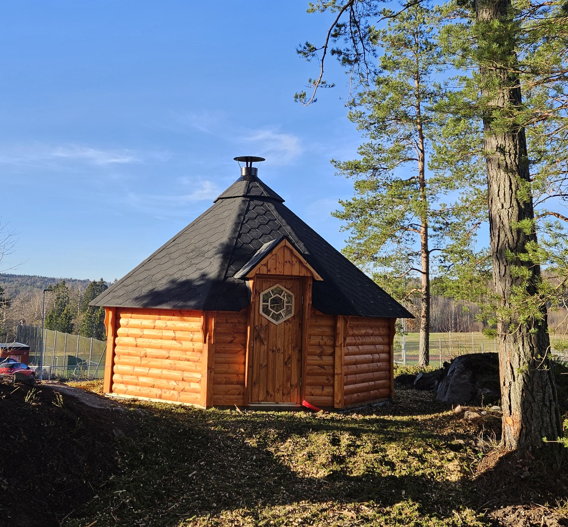 Grillhytta i solskinn