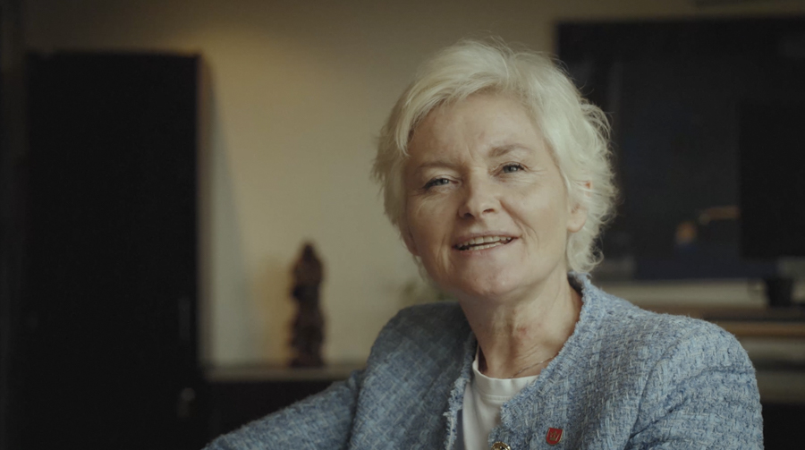 Fylkesordfører Anne Strømøy er fornøyd med at Vestfold fylkeskommune sparer penger med bruk av ny teknologi.