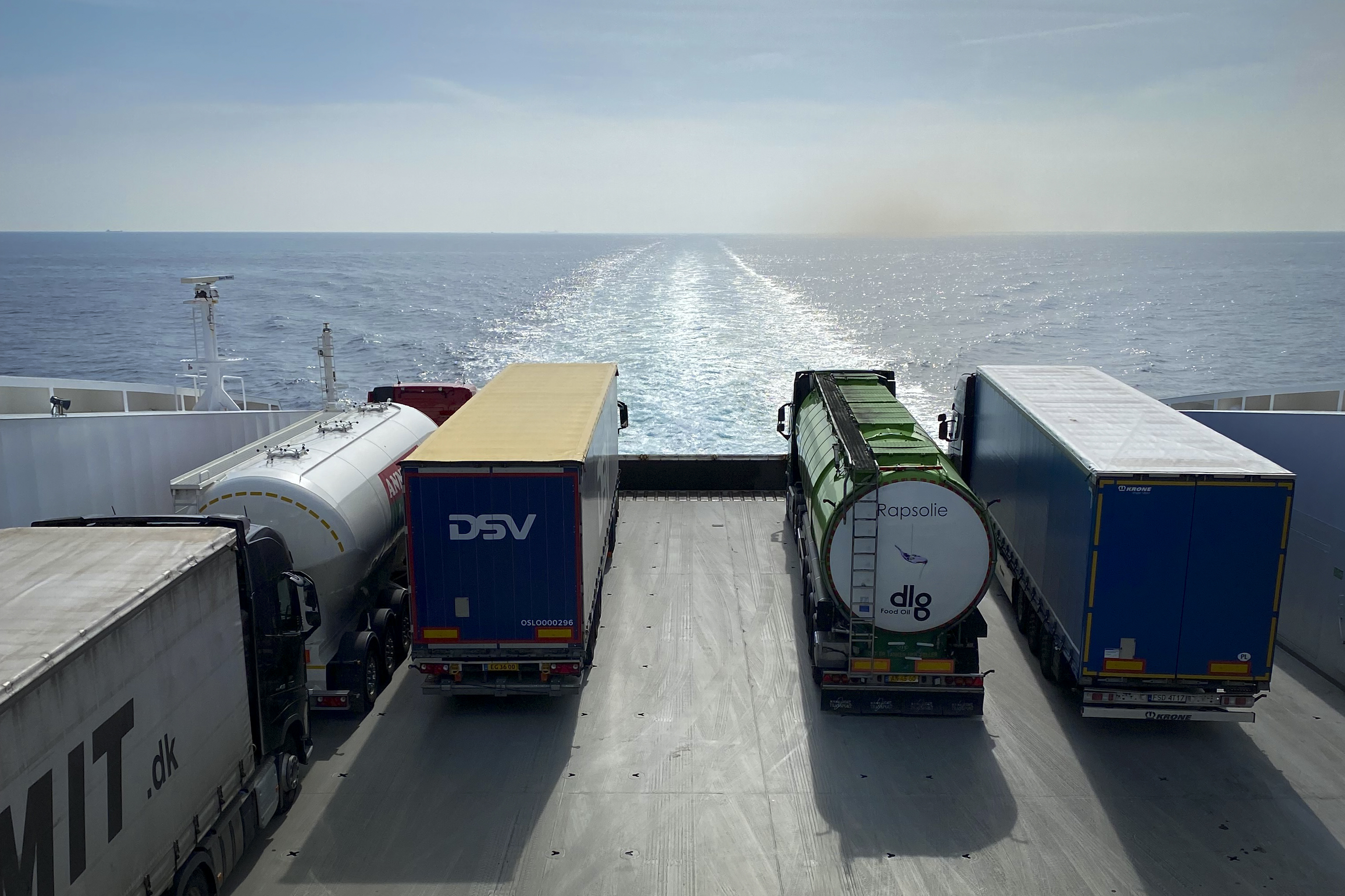 Bilde av ferje med lastebiler over Sakagerak.