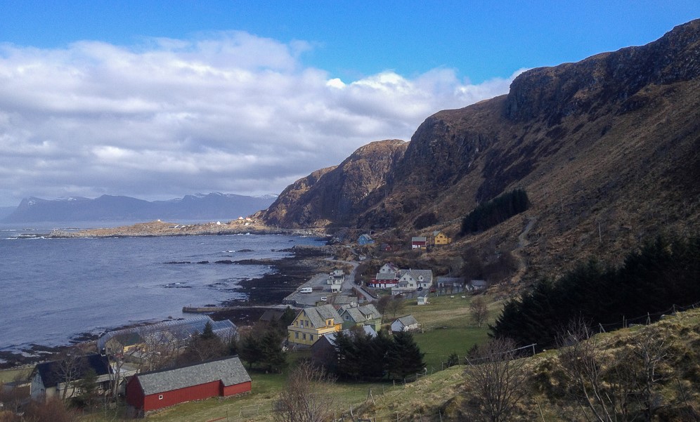 Landskapsbilde fra Runde med fjell og sjø
