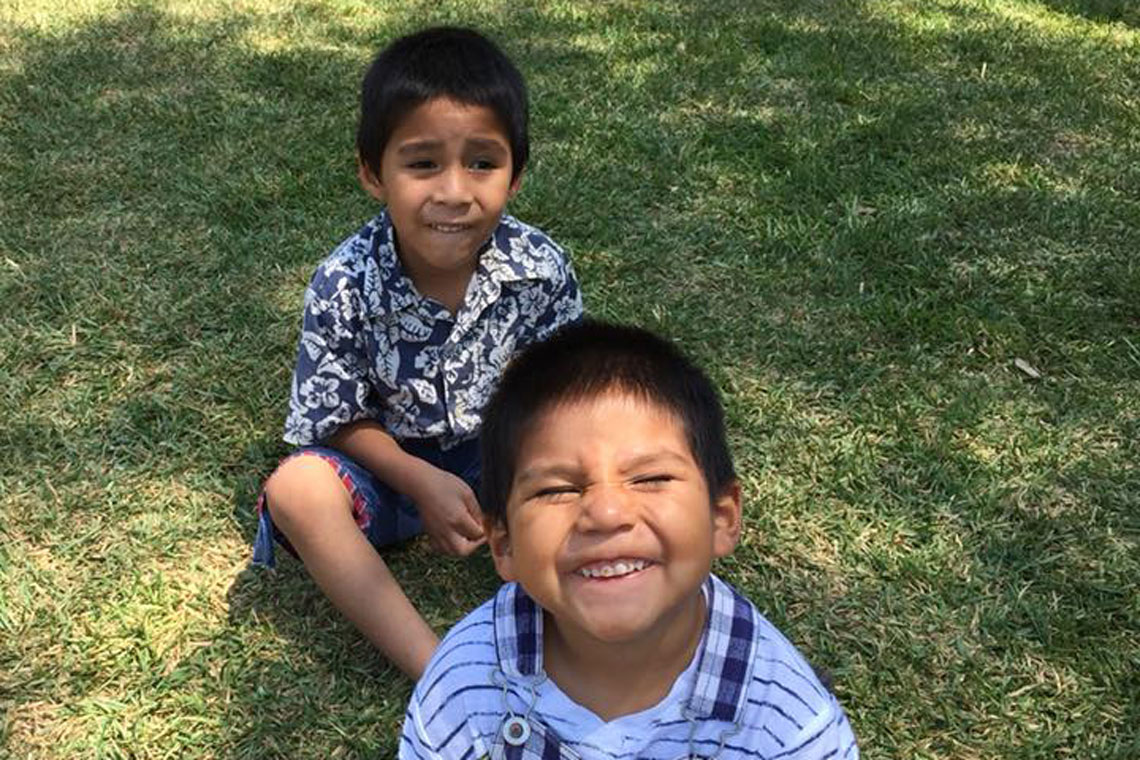 To gutter på en plen