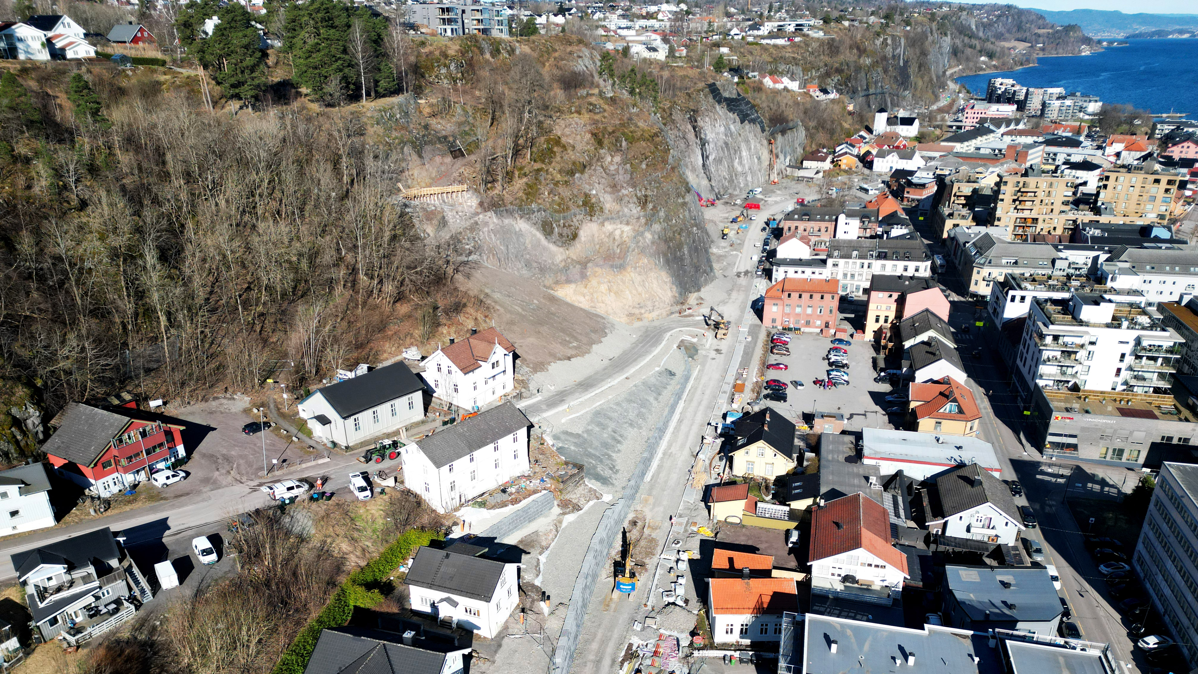 Foto av Holmestrand sentrum og den nye veien tatt fra syd og nordover.