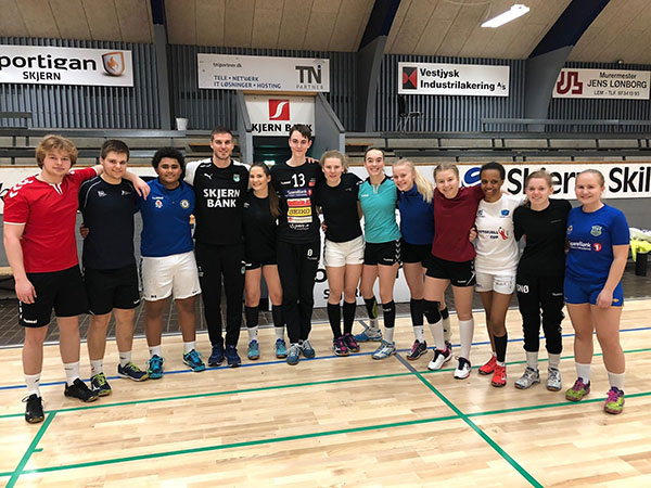 Oppstilt lagbilde av flere personer inne i en treningshall