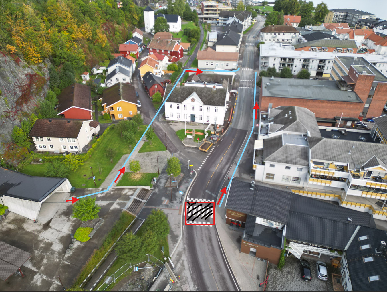 Dronebilde viser bla. den gamle politistasjonen og søndre stasjonsinngang fra luften. Merkinger på bildet viser med piler hvor gående og syklende skal bevege seg i området under omleggingsperioden.