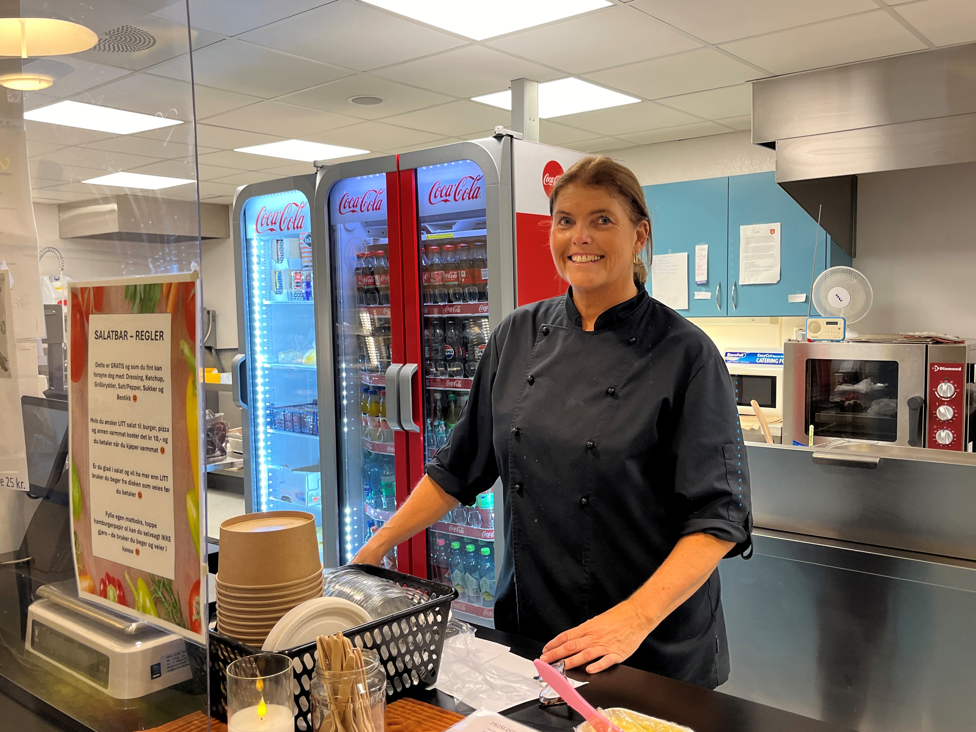 Kantinemedarbeider Gro bak disken