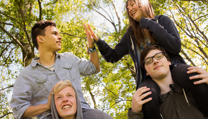 3 gutter og 1 jente ute