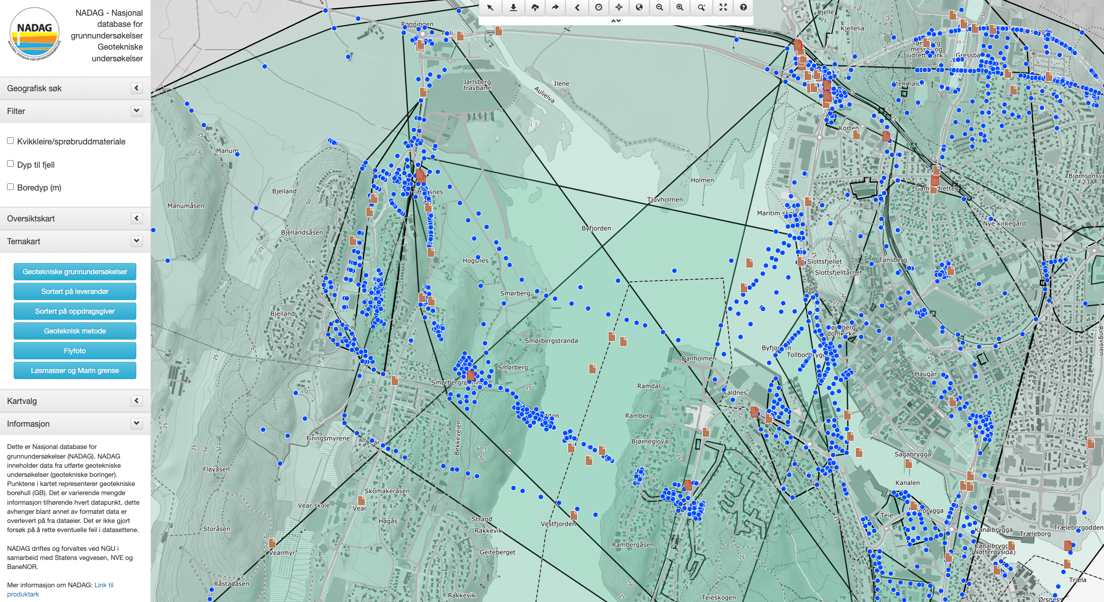 MYE INFORMASJON: Dette utklippet fra nettstedet NADAG - (Nasjonal database for grunnundersøkelser Geotekniske undersøkelser) viser registrert informasjon om blant annet grunnforholdene til ny fastlandsforbindelse. Her er det for eksempel mulig å se alle boreprøvene som er tatt. Hver enkelt blå prikk på kartet er en boreprøve.