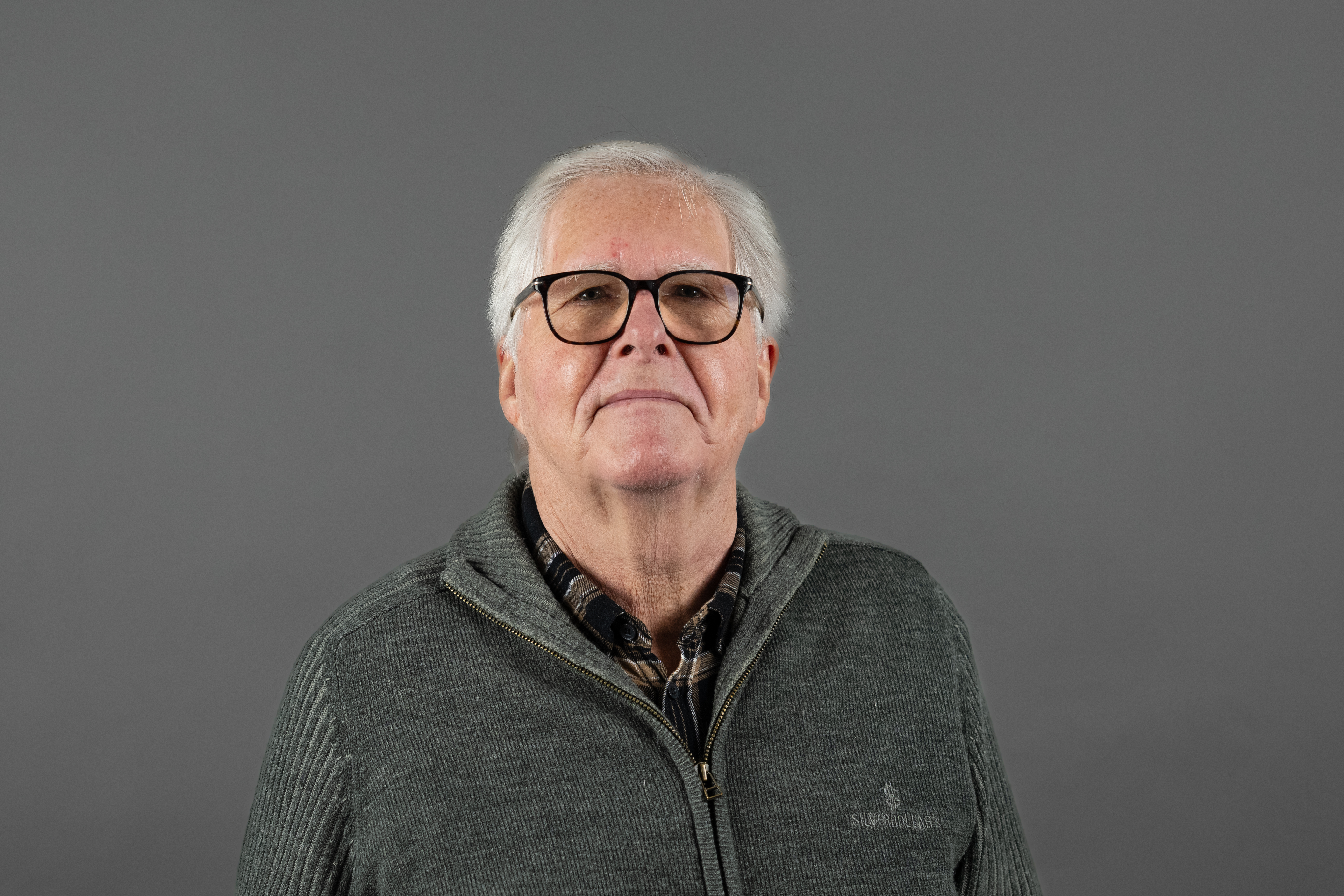 Portrett av mann med grå bakgrunn. Foto: Andreas Egtvedt