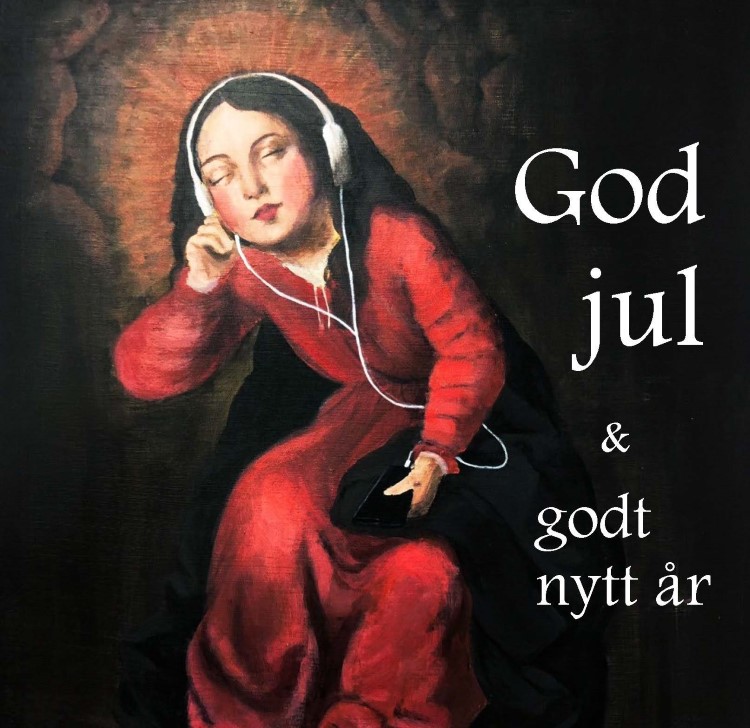 En rødkledd engel som nyter musikk spilt via hvite hodetelefoner.