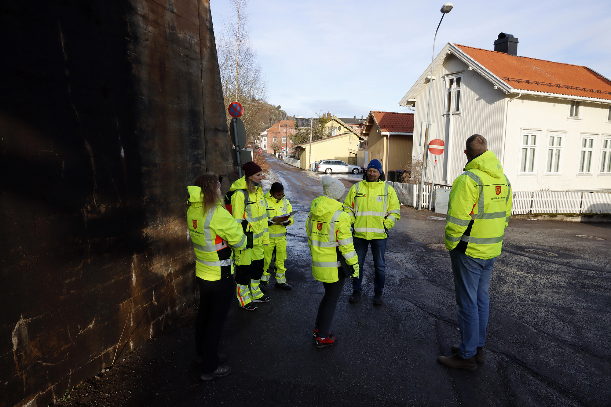 Prosjektgruppen i fylkeskommunen på befaring for den nye veien som skal bygges i Holmestrand sentrum.