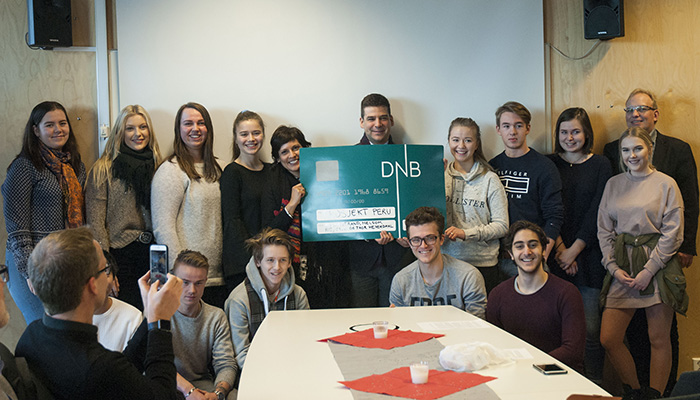 Elever og en stor sjekk