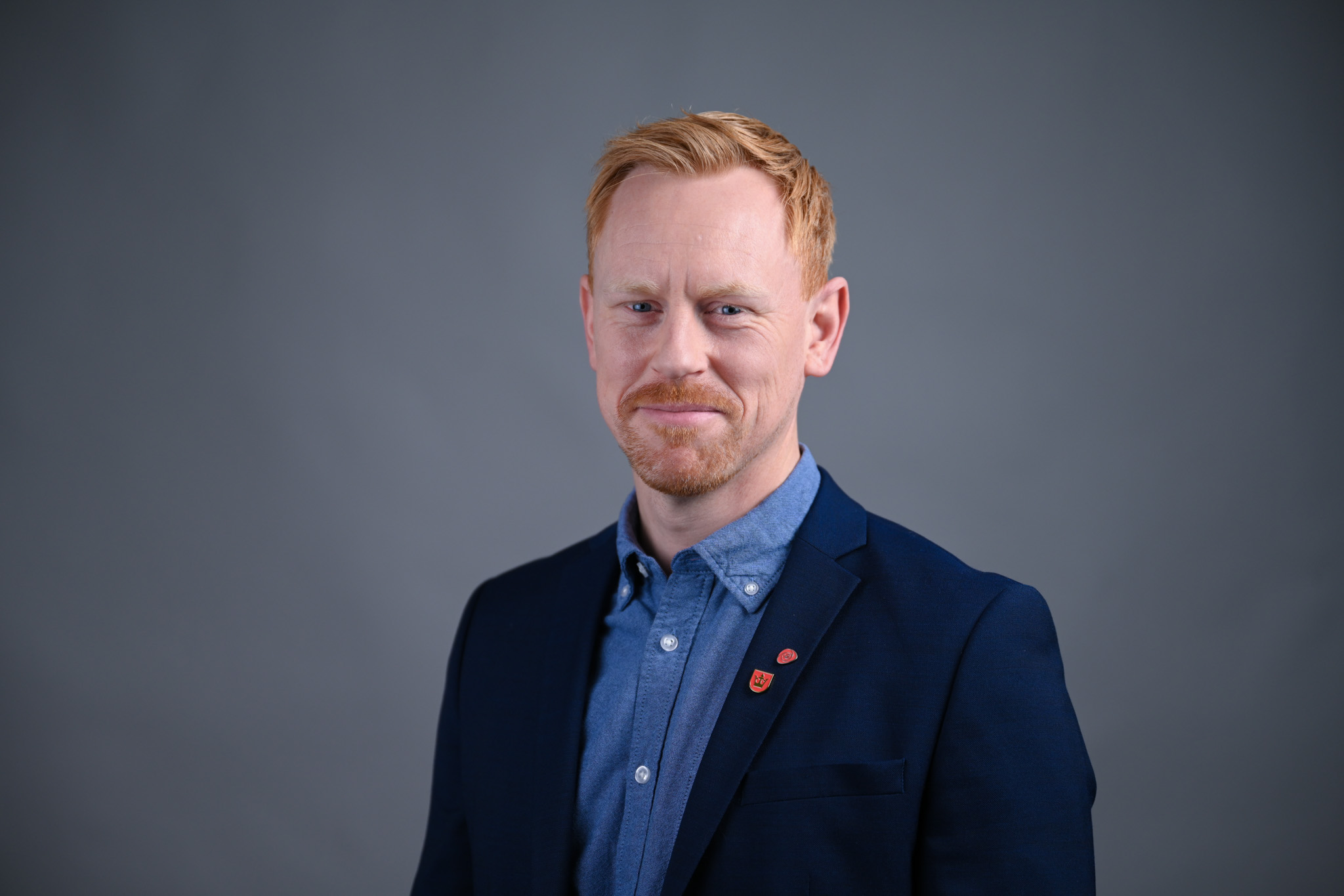 Portrett av mann med grå bakgrunn. Foto: Anders Palmer Holmen