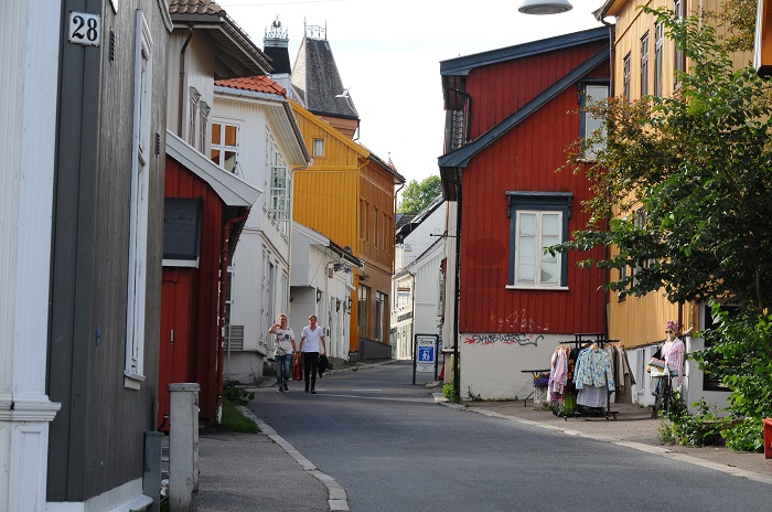 Personer går i gågate, Øvre Langgate i Tønsberg sentrum