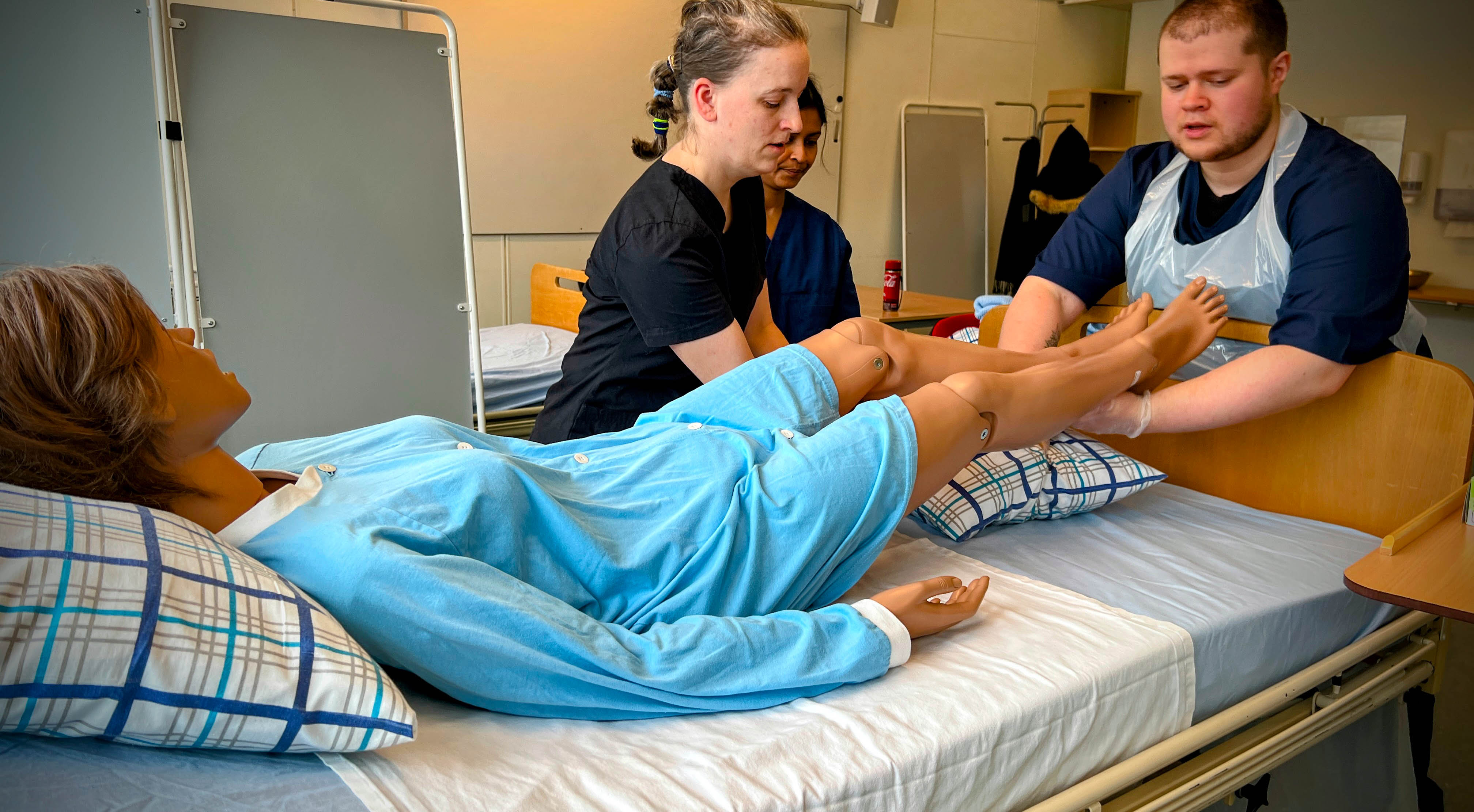Elever trener på dukke - helsearbeider