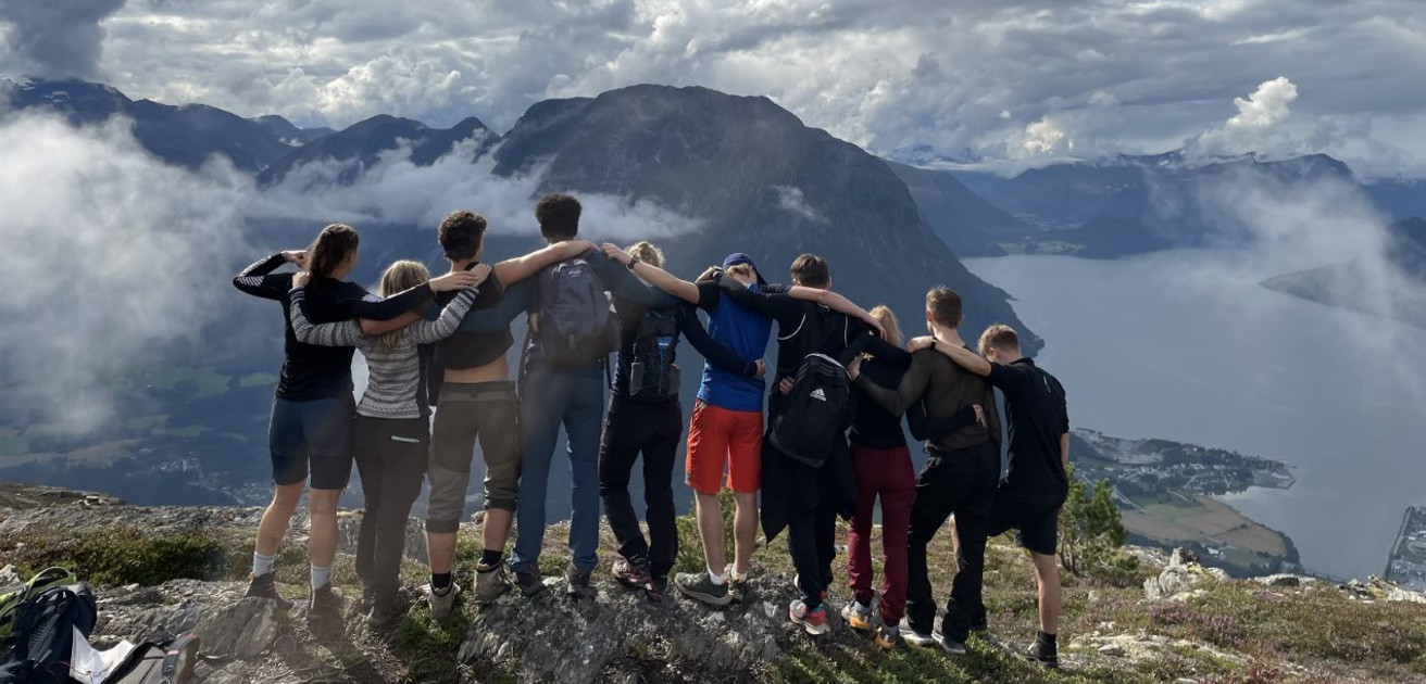 Lagbilde av at fotballag ute