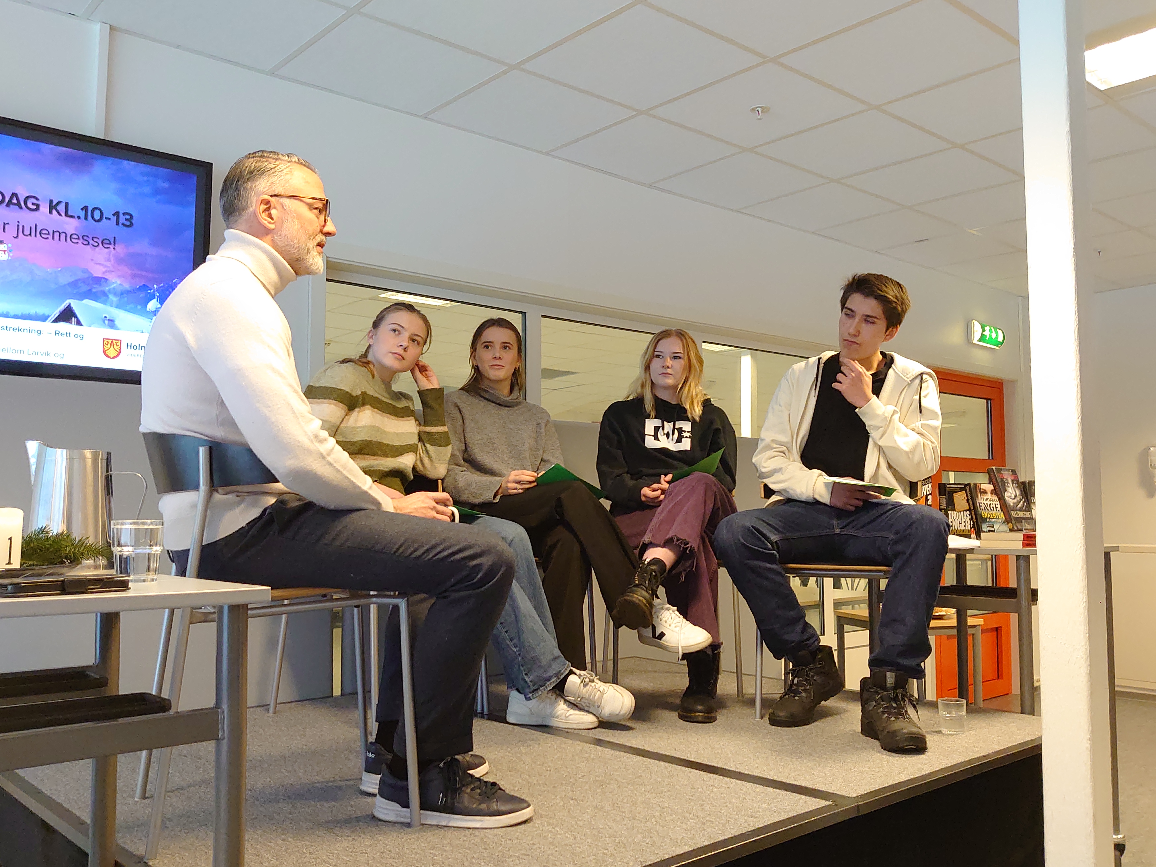 Bilde av Thomas Enger og fire elever