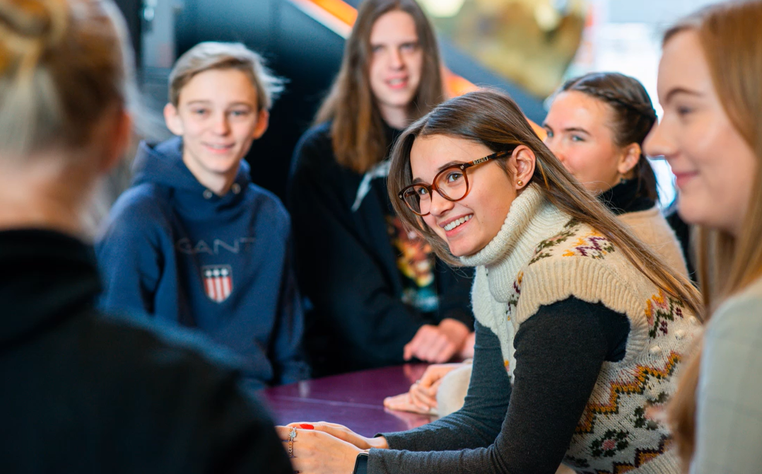 Bilde av elever som jobber på PC