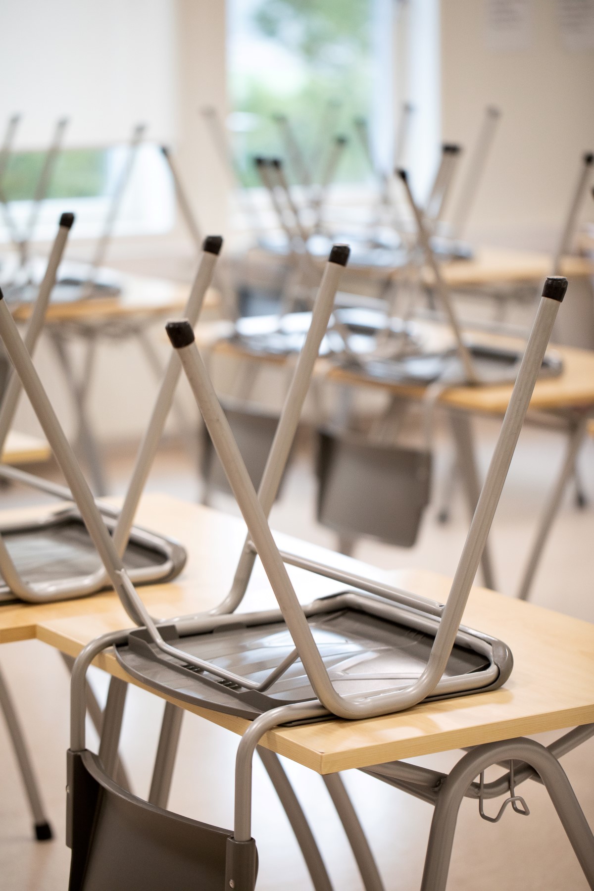 Illustrasjonsbilde gutt som sitter og leser