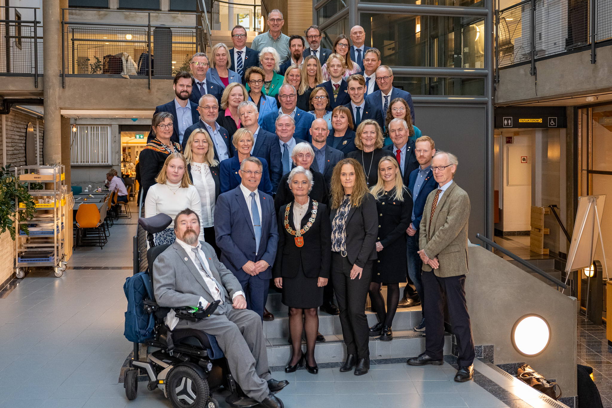 40 personer oppstilt i trapp.