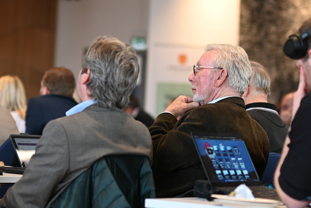 Steinar Gullvåg (Ap) i politisk møte.