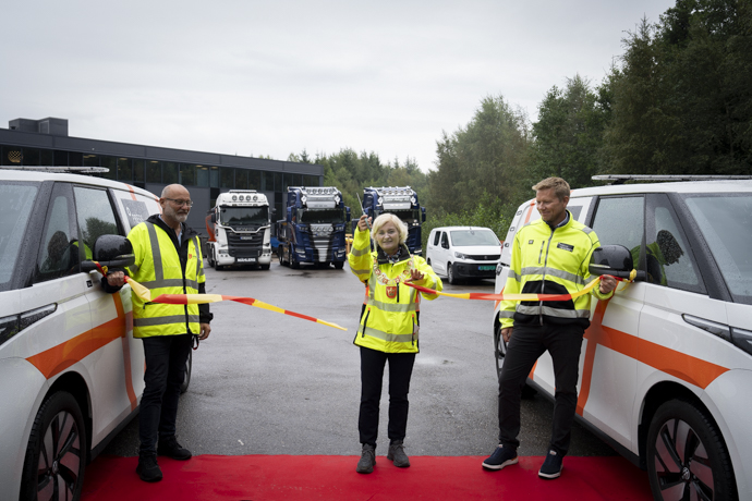 Anne Strømøy klipper snoren holdt av Gunnar Berg Treidene og Odd Arne Olausen