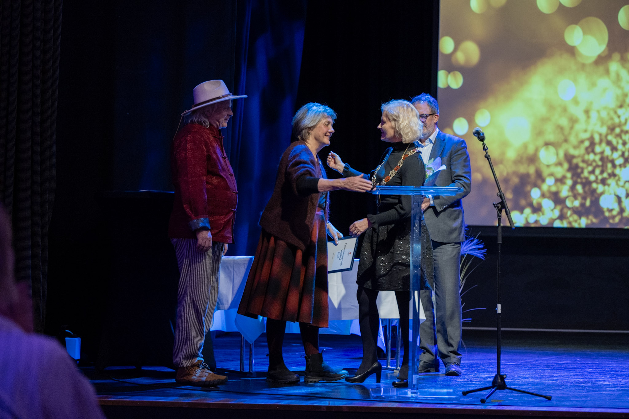 Driverne av Stella Polaris, Per Spildra Borg og Merete Klingen, mottar fylkeskulturprisen av fylkesordfører Anne Strømøy.