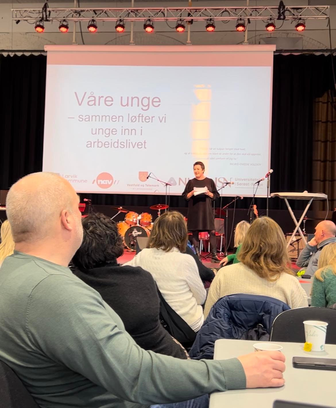 Prosjektleder starter fagdagen fra scenen