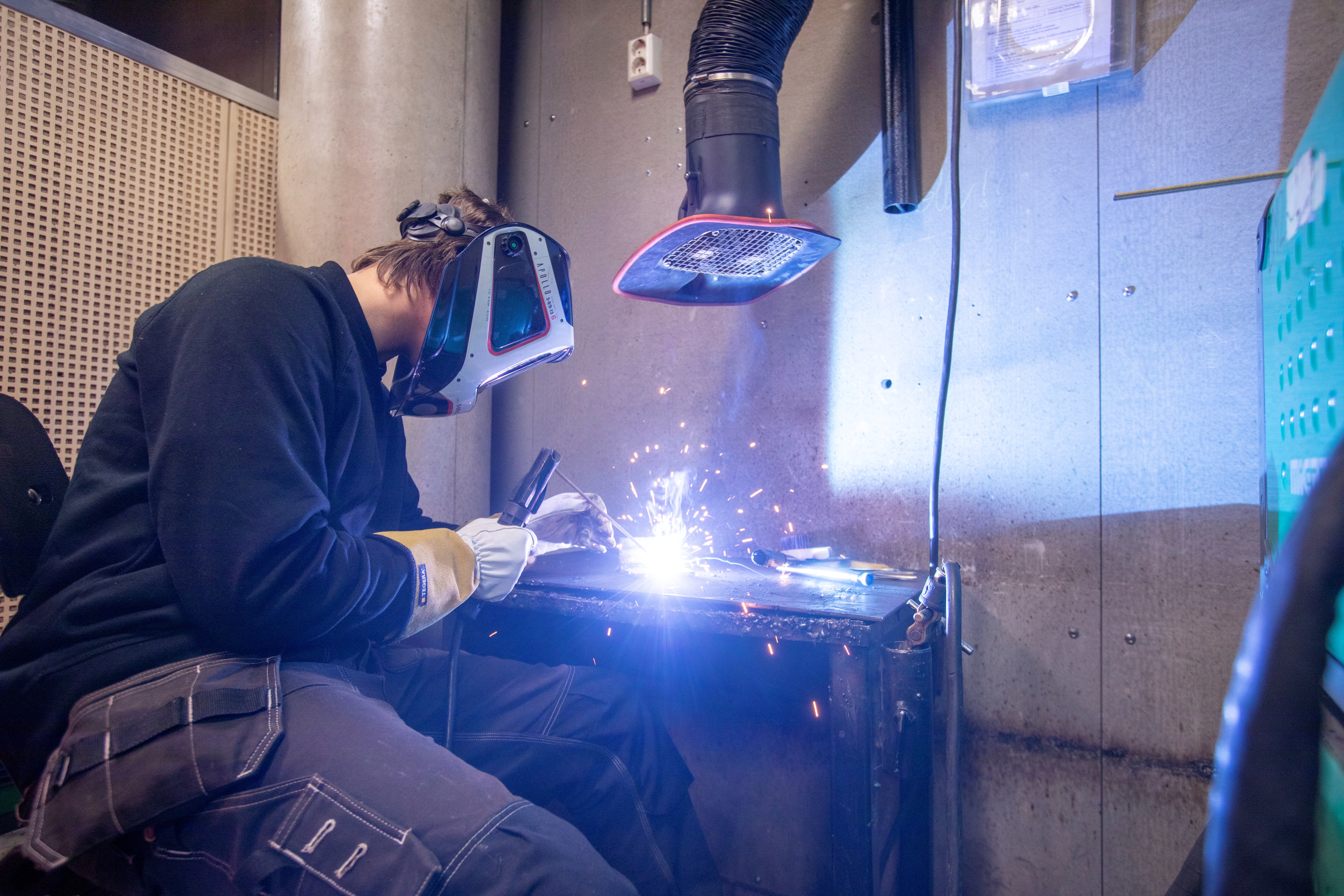 Elev på teknologi- og industrifag under sveiseopplæring.