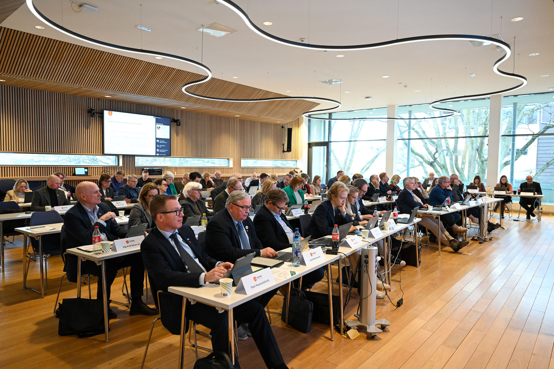 Bilde av politisk møte.