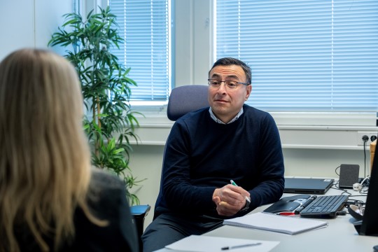 Veiledningssituasjon med veileder og veisøker på et kontor