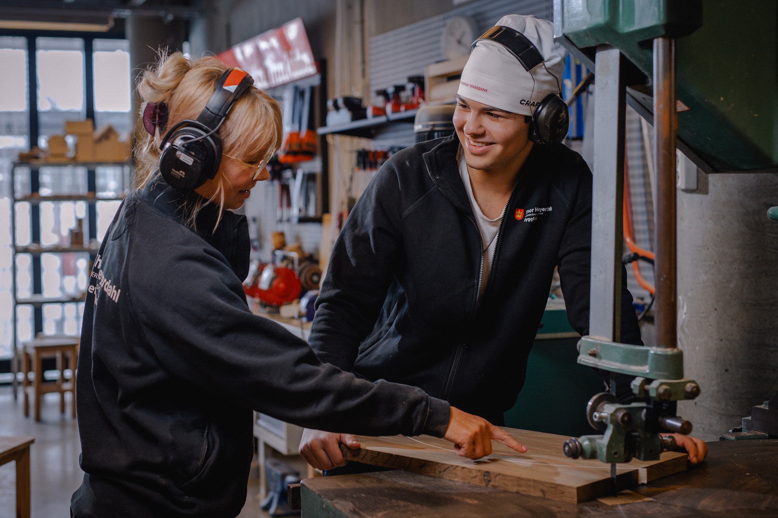 Elev som skal kappe en planke