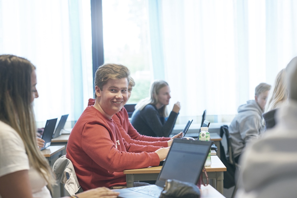 Bilde av elever i klasserom