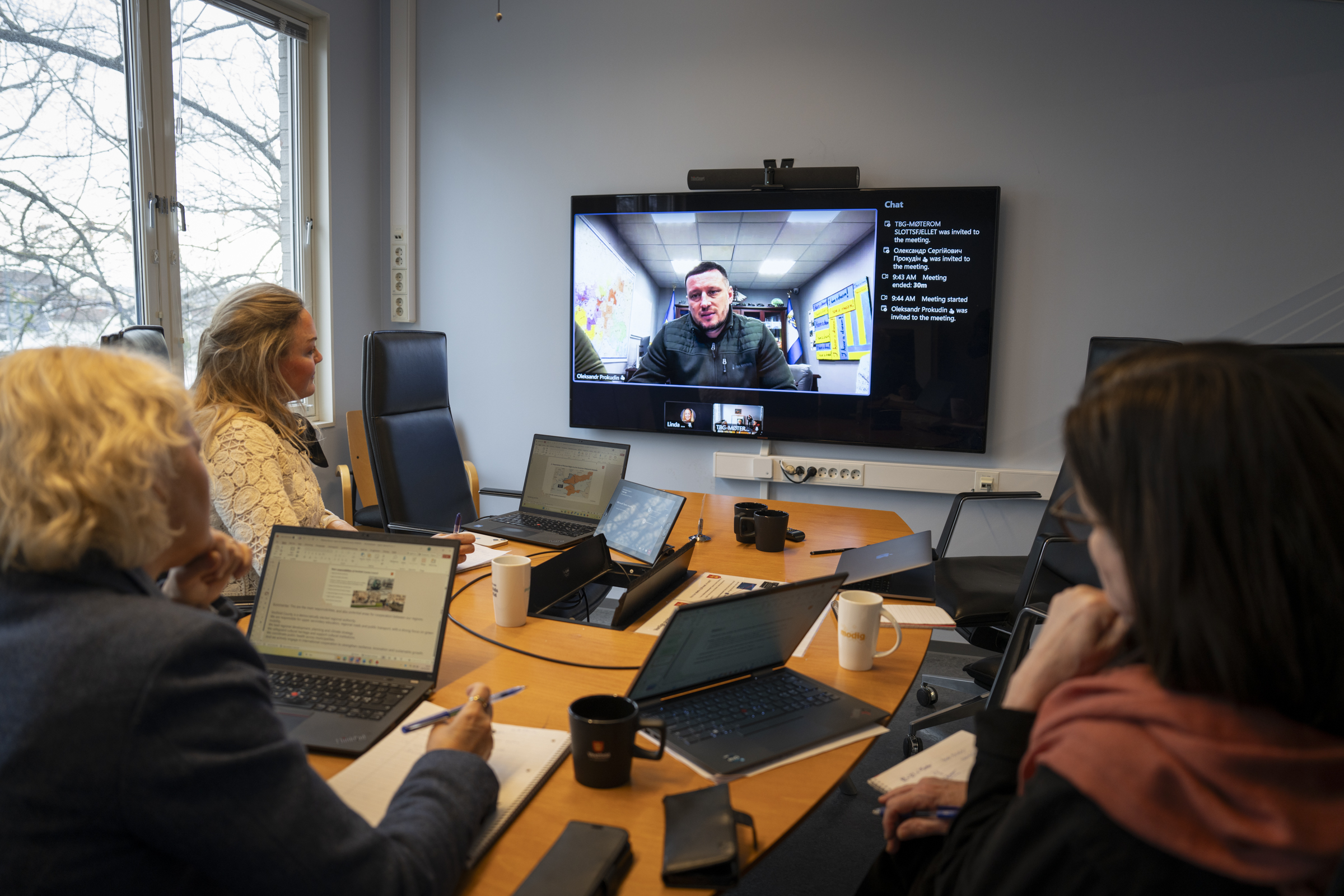 Rådgiver Linda Carolina Ehnmark, fylkesordfører Anne Strømøy og fylkesdirektør Toril Eeg i Teams-møte med guvernør i Kherson-regionen Oleksandr Prokvdin.