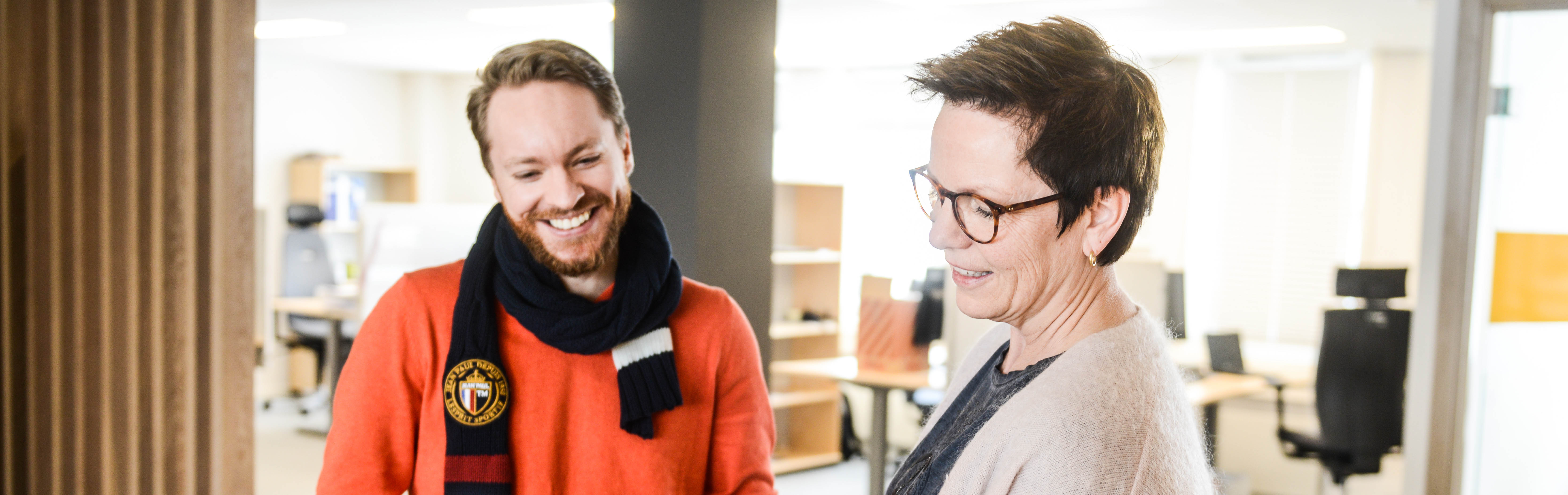 Mann og dame i samtale på et kontor