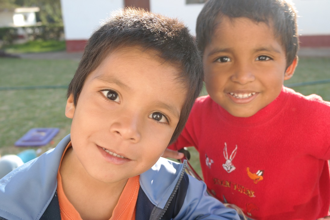 Nærbilde av to barn fra Peru som ser rett i kamera