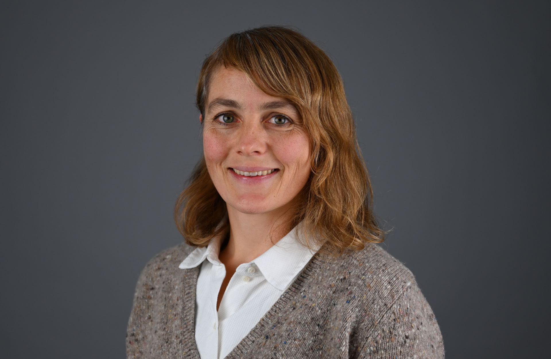 Portrett av kvinne med grå bakgrunn