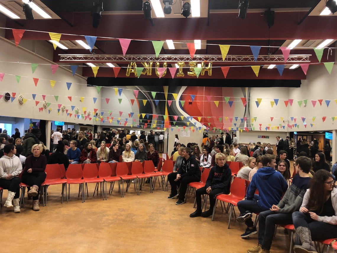 Bilde av tautrekkingskonkurranse i aulaen