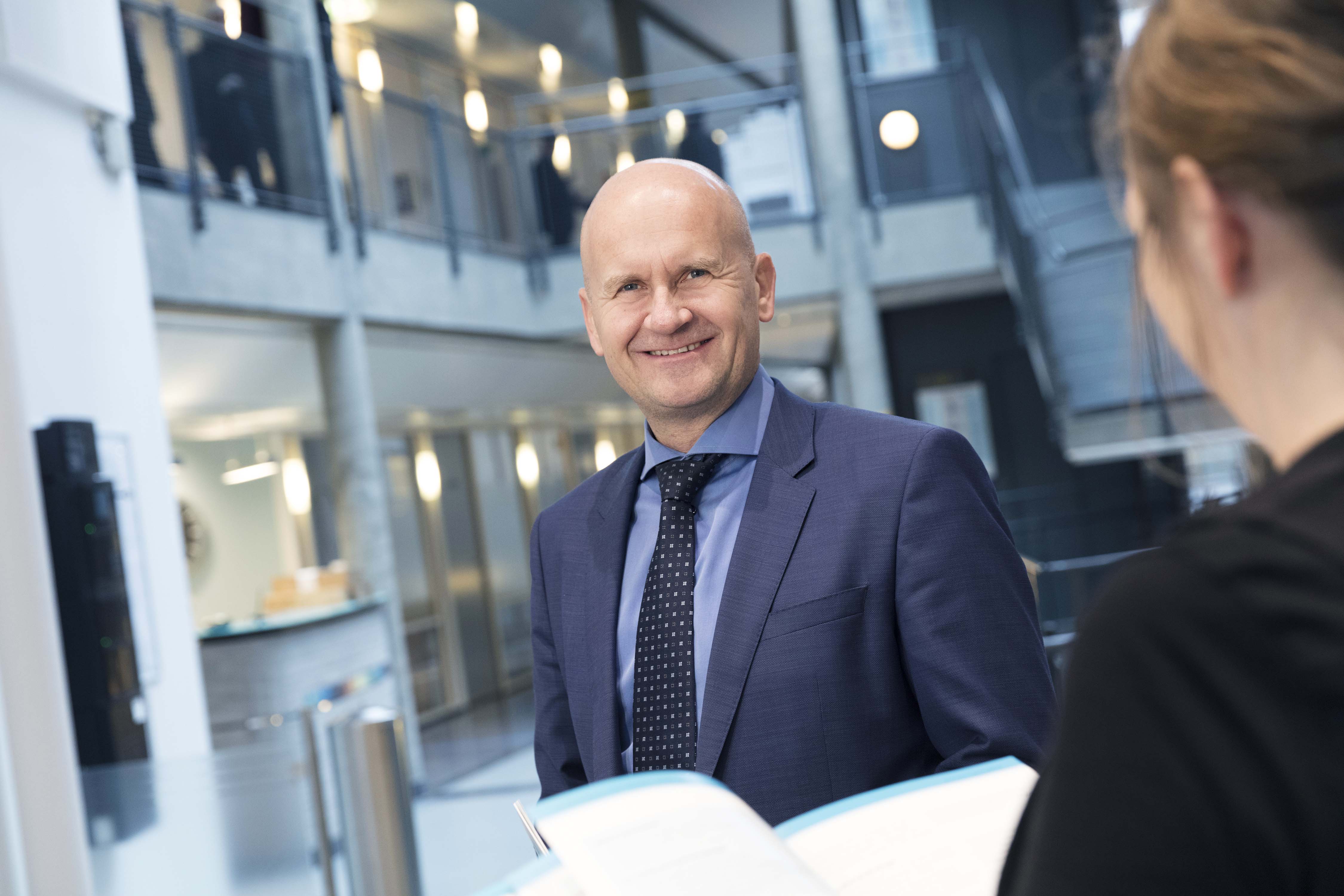 Foto av Leder av overordnet styringsgruppe for Bypakke Tønsberg-regionen, Rune Hogsnes (H), oppfordrer innbyggere til bruke de åpne kontordagene til å stille sine spørsmål om ny fastlandsforbindelse.