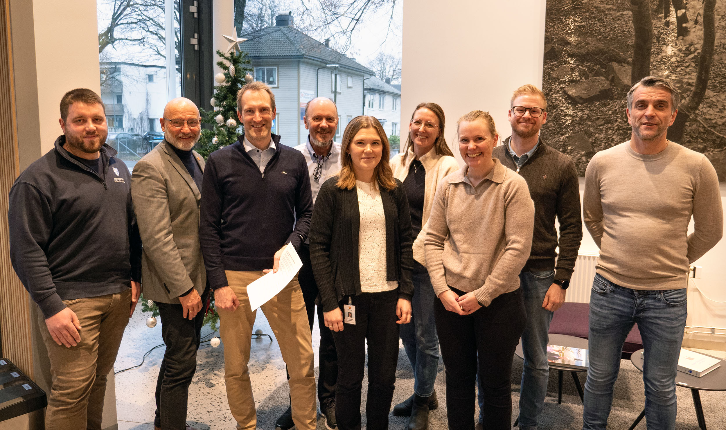 Bildet er av alle som deltok under kontraktssignering oppstilt sammen rett innenfor hovedinngangen på fylkeshuset i Tønsberg