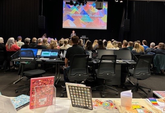 Bilde mot scenen fra bibliotekmarkedet 2024
