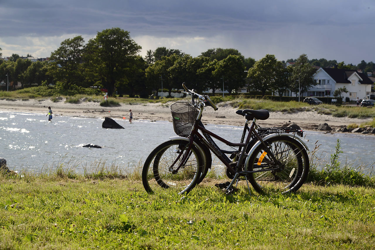 foto av en sykkel parkert ved en strand i Tønsberg om sommeren