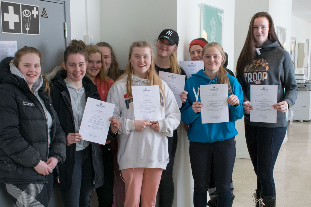 9 elever viser fram arbeidsattestene sine